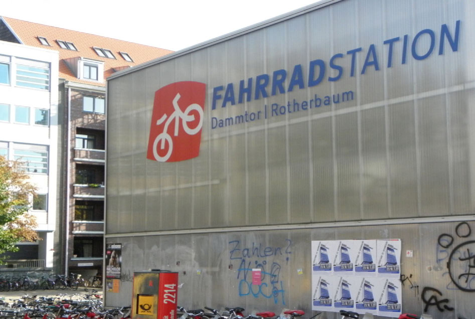 Kuva 2: Hampurilainen kaupunkipyöräasema ja pyörien parkkitalo (kuva kirjoittajan). neiksi, pyöräily- ja urheilumuodoiksi sekä monenlaisen arkisen olemisen ja tekemisen välineeksi.