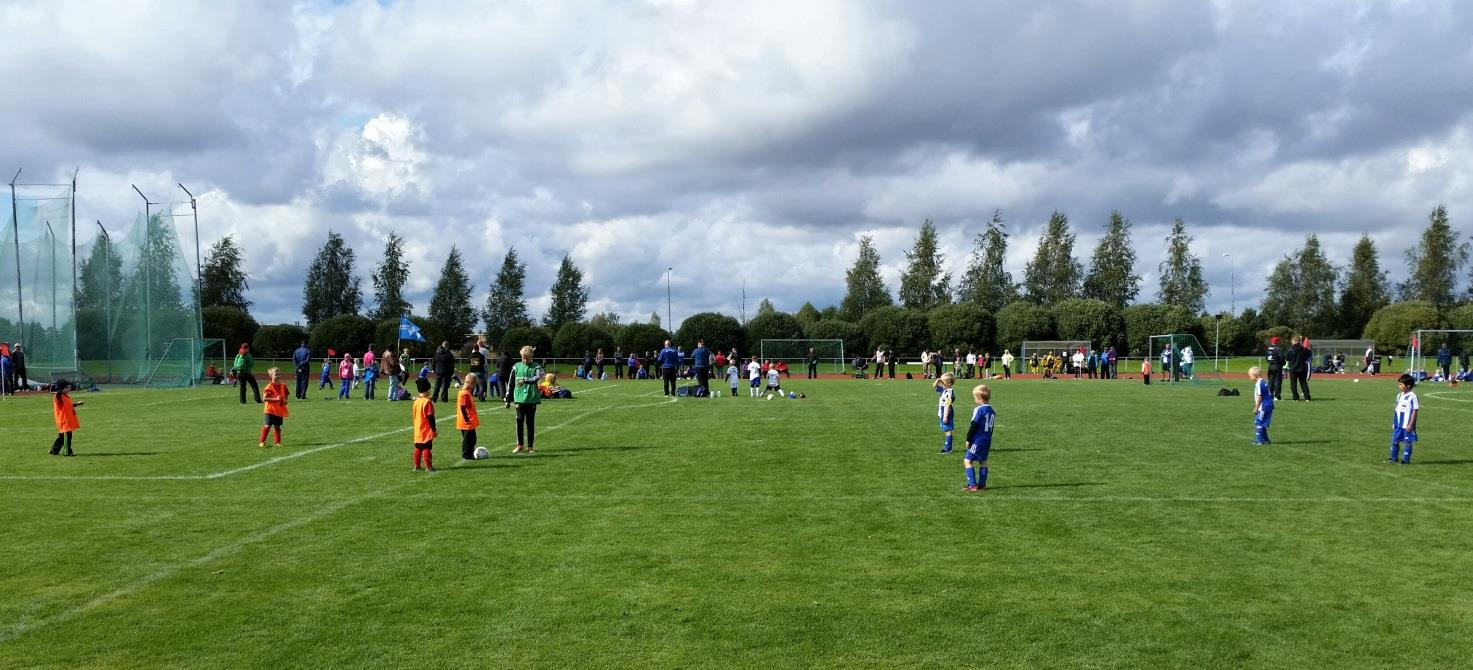 KOULUJALKAPALLO / SKOLFOTBOLL Kaikki Pelaa koulujalkapallosarjojen lopputurnaus järjestettiin Vaasassa 27.5. All Stars skolfotbollsseriernas slutturnering ordnades i Vasa den 27.5. Koulujalkapallosarjoihin osallistui yhteensä 43 joukkuetta.