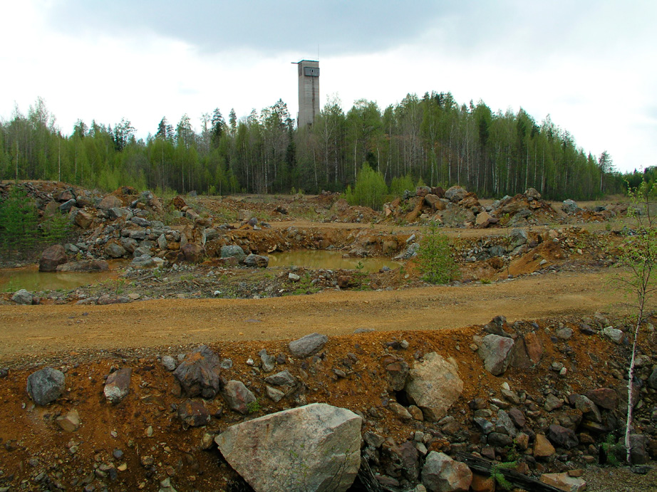 Kaivoksen sulkeminen ja jälkihoito; ekskursio Luikonlahden ja Keretin kaivosalueille Kuva 13. Luikonlahden kaivosalueen sivukivialue (W1) a) ennen (Kuva: M. L. Räisänen, GTK), ja b) jälkeen magnesiittipeiton ja maisemoinnin (Kuva: T.