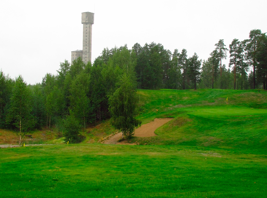 Kaivoksen sulkeminen ja jälkihoito; ekskursio Luikonlahden ja Keretin kaivosalueille Kuva 5. Rikastushiekka-alueen päälle rakennettu golfkenttä. Kenttää ylläpitää Outokummun Golfseura ry.