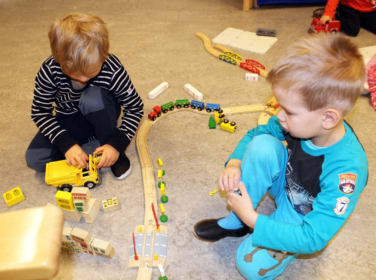 PÄIVÄKODISSA SUOSITAAN KLASSIKKOLELUJA Joona Koski, (vas.) 4, rakentaa puisen junaradan viereen kaupunkipalikoista varikkoa Imaginext-rekalle.