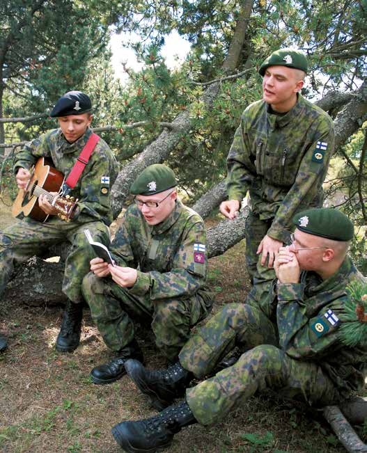 koille ja levikkisihteereille. Ruotuväki-lehti tarjoaa varusmiehille mahdollisuuden opiskella tai pitää yllä lehtityössä tarvittavaa ammattitaitoa.