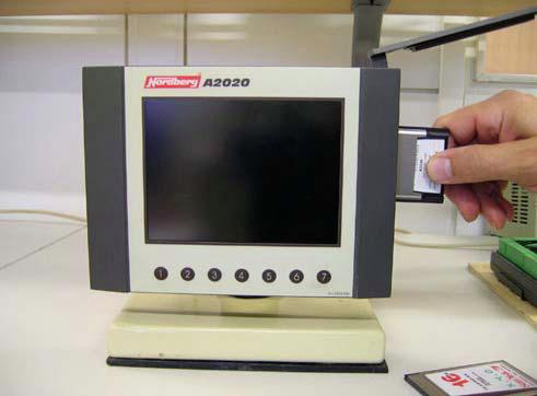 - Avaa PCMCIA-korttipaikan