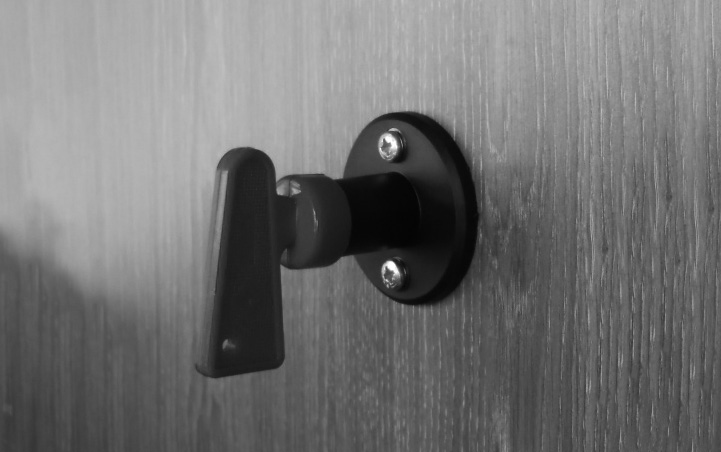Käyttö, pääkatkaisija PÄÄKATKAISIJA Asunto-osan 12V-järjestelmässä on avaimella varustettu pääkatkaisija.