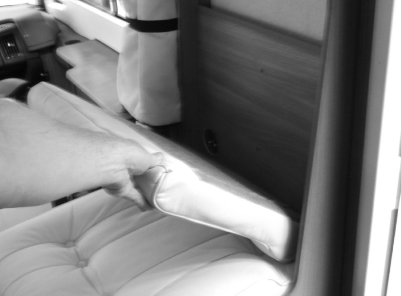 YLÄVUODE ETUOSASSA Käyttö / Ylävuode etuosassa Joissakin malleissa on sänky auton etuistuimien yläpuolella. Matkan ajaksi sänky on nostettava yläasentoonsa. Sänkyä saa kuormittaa vain ala-asennossaan.