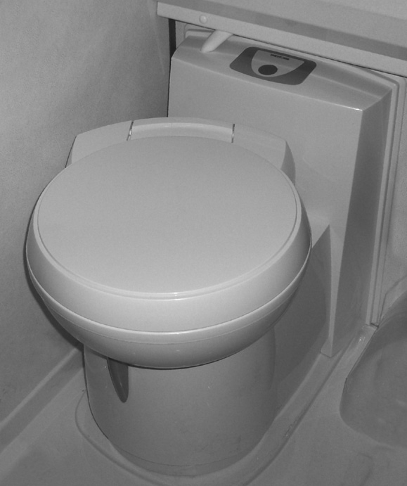 Käyttö, WC WC WC:N VALMISTELU KÄYTTÖÄ VARTEN Ennen kuin WC:tä käytetään on suoritettava seuraavat toimenpiteet: Laita jätesäiliöön kemssanestettä ja vettä siten, että säiliön pohja on veden peitossa,
