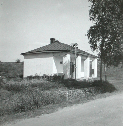sijoittuivat vartion tilat. Keskeisesti huoneen väliseinää vasten sijaitsi yksi nk. Utermarkin uuni, eli pönttöuuni. Vuoden 1907 suunnitelmassa (VIK94) uuni oli sijoitettu saman tuvan nurkkaan.