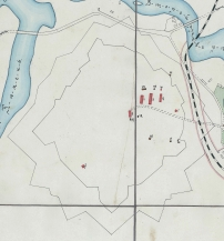 9 TALOUSVAJA Vuoden 1854 asemakaavassa (VIK20), jossa esitettiin vuodelle 1855 uusia töitä, esiintyy upseeri- ja kasarmirakennuksen väliin jäävän pihan luoteispäähän merkitty pitkänomainen rakennus