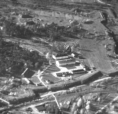 ^ Ote koillisen suunnasta otetusta ilmakuvasta 1950-luvulTa. MV/Rho. > Havainnekuva vuoden 1953 tilanteesta. Punaisella merkitty rakennushistoriaselvitykseen kuuluvat rakennukset.