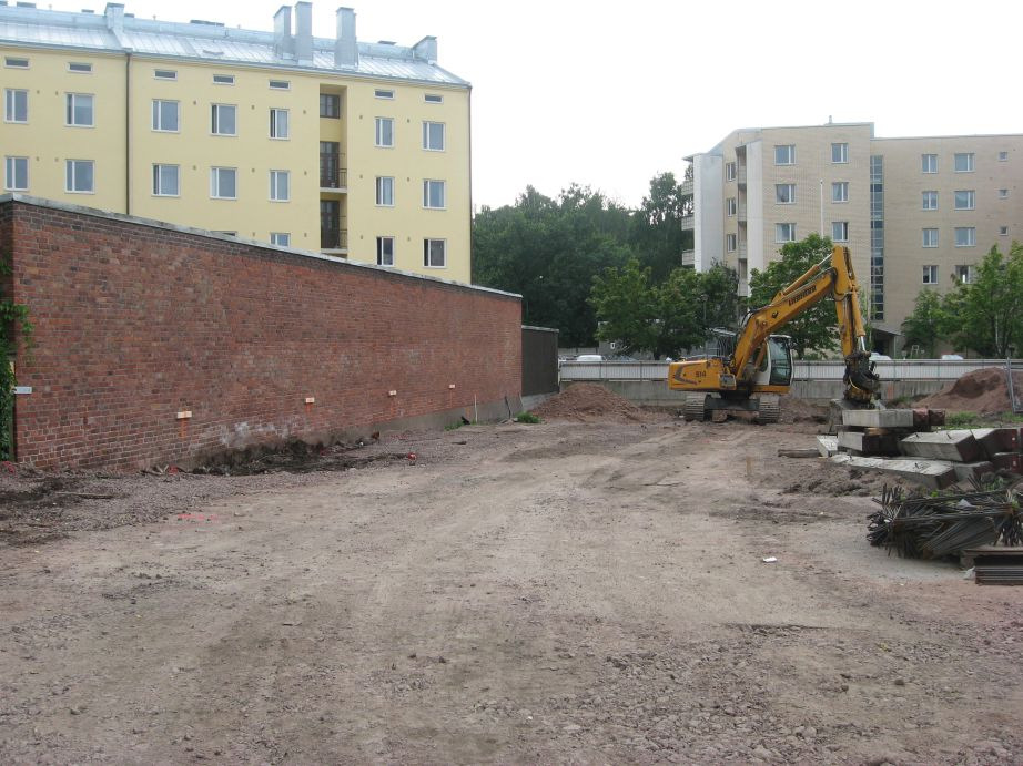 13 havaintojen pohjalta ei tontin piha-alueella katsottu aiheelliseksi enää suorittaa arkeologisia lisätutkimuksia. Kuva 6: Järjestötalon piha-alue ennen koekaivausten aloittamista. NE. Kuva: KyM/M.