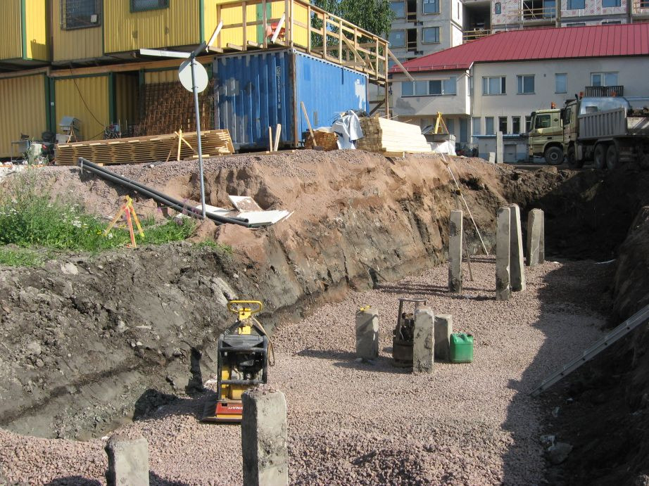 26 Havainnot: Kaivannon NW-seinämässä steriilin pohjasaven päällä sijainneiden kerrosten yhteenlaskettu paksuus vaihteli välillä 1,2-2,4 m.