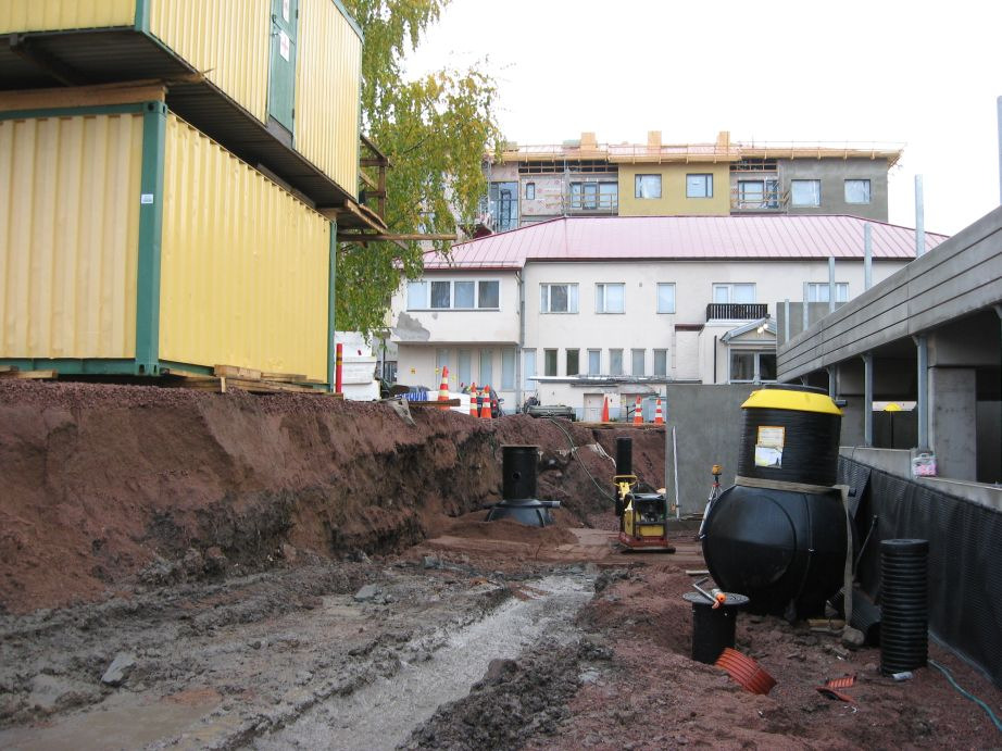 29 Kuva 18: Paalukaivanto 1:n luoteinen laajennus vaiheessa, jolloin alueelle kaivettiin kaivoja. Oikealla kuvassa näkyy rakenteilla olevaa pysäköintihallin elementtiseinää. SW. Kuva: KyM/M.