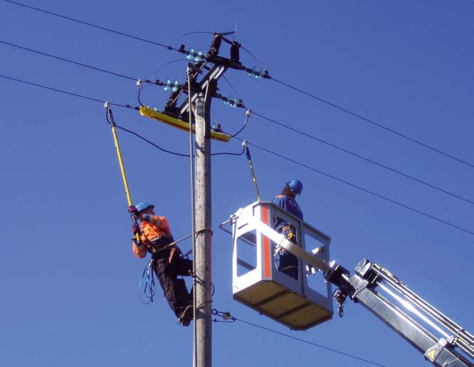 15 Jännitetyökalut Ensto on kehittänyt sähköyhtiöiden kanssa 20 kv jännitetyöhön sopivat liittimet suomalaisiin olosuhteisiin käyttäen hyväkseen kokemuksia pienjännitteellä tehtävistä jännitetöistä.