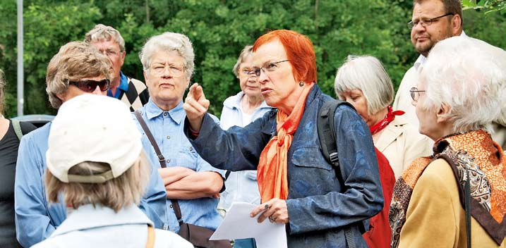 , Helsinki-päivän bussikierroksilla tutustuttiin lähiöihin lähiöarkkitehtien opastuksella. kierrokseen mahtui.