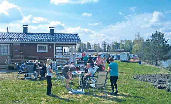 Yhdistyksen peräkärrykin sai nyt kunnon paikan ja se on helppo napata siitä matkaan. Parakin portaat ja kaiteet olivat auringon haalistamat ja kaipasivat uutta väriä.
