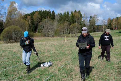 14 Kuva 4: Maautkausta tekemässä Elina Terävä, Tarja Knuutinen ja Wesa Perttola. Kuva: M. Holappa. Maatutkatun alueen kokonaispinta-ala oli 1320 m 2.