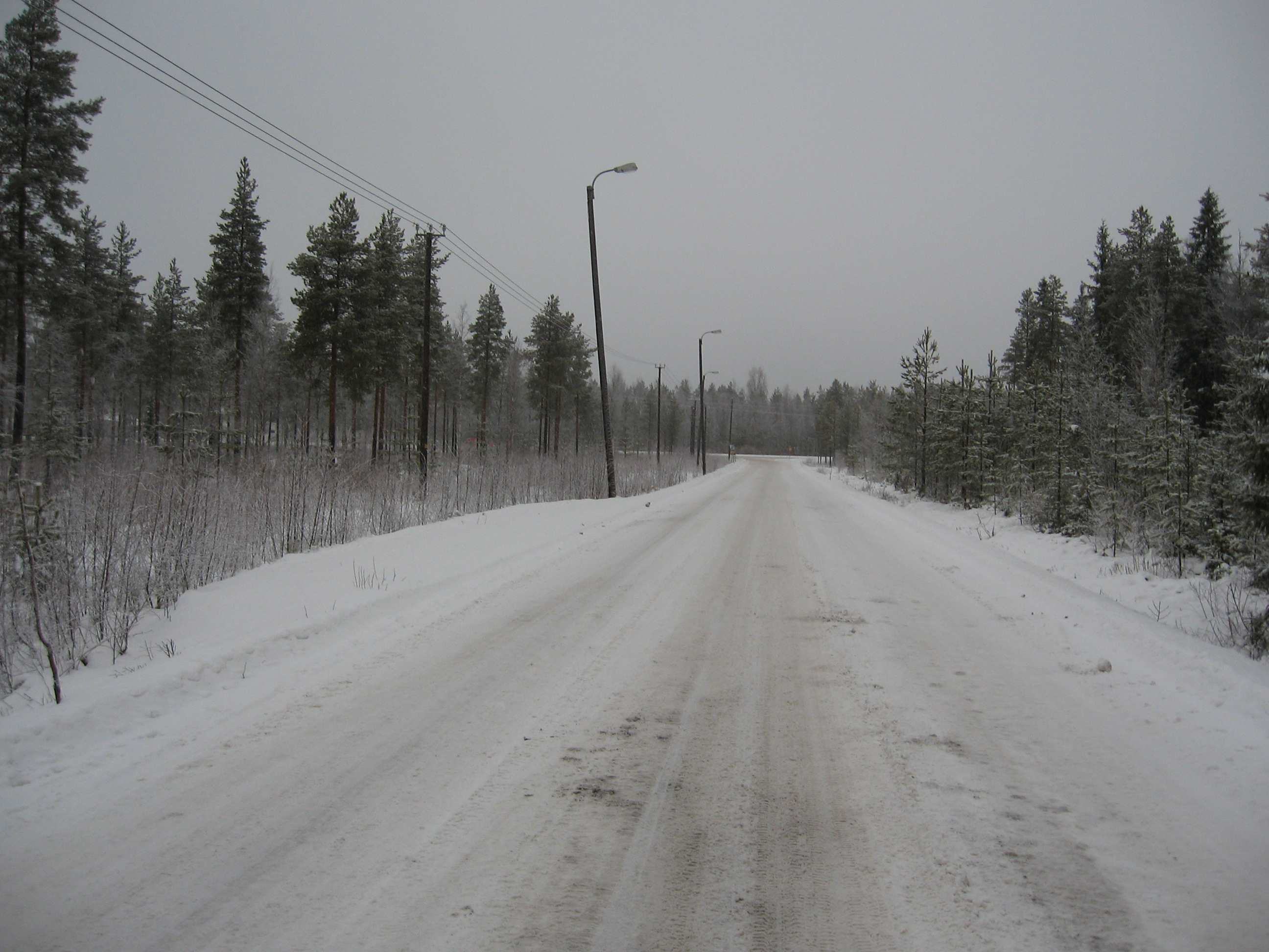 myymälää. Alueen pääkokoojakatu, Kivikankaantie on rakennettu kokonaan. Kivisenkankaan alueella ei sijaitse julkisia palveluita.