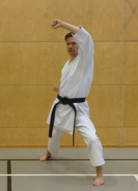 Budoseura Heiwa ry Aloittajan opas s.4 KIHON (perustekniikka) Perustekniikka harjoitellaan ilman paria, ryhmässä, harjoitusten vetäjän ohjeiden mukaan.