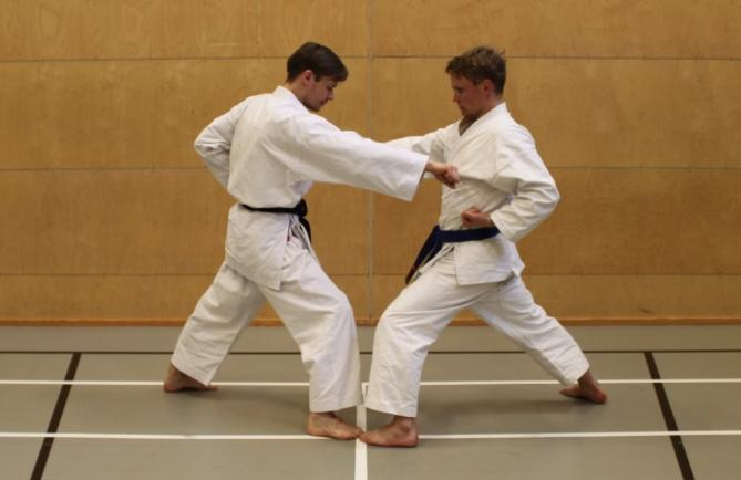 Budoseura Heiwa ry Aloittajan opas s.9 KUMITE (ottelu, kirjaimellisesti: käsien kieputus) Kumite alkaa aina kumarruksella. Kumartamalla otteluparille osoitamme kunnioitusta häntä kohtaan.