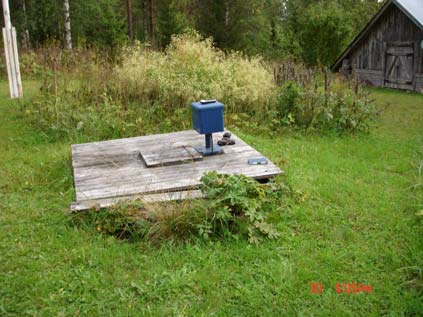Geologian tutkimuskeskus 14 a b c d Fig. 12. a) A dugwell with electric pump for household water.