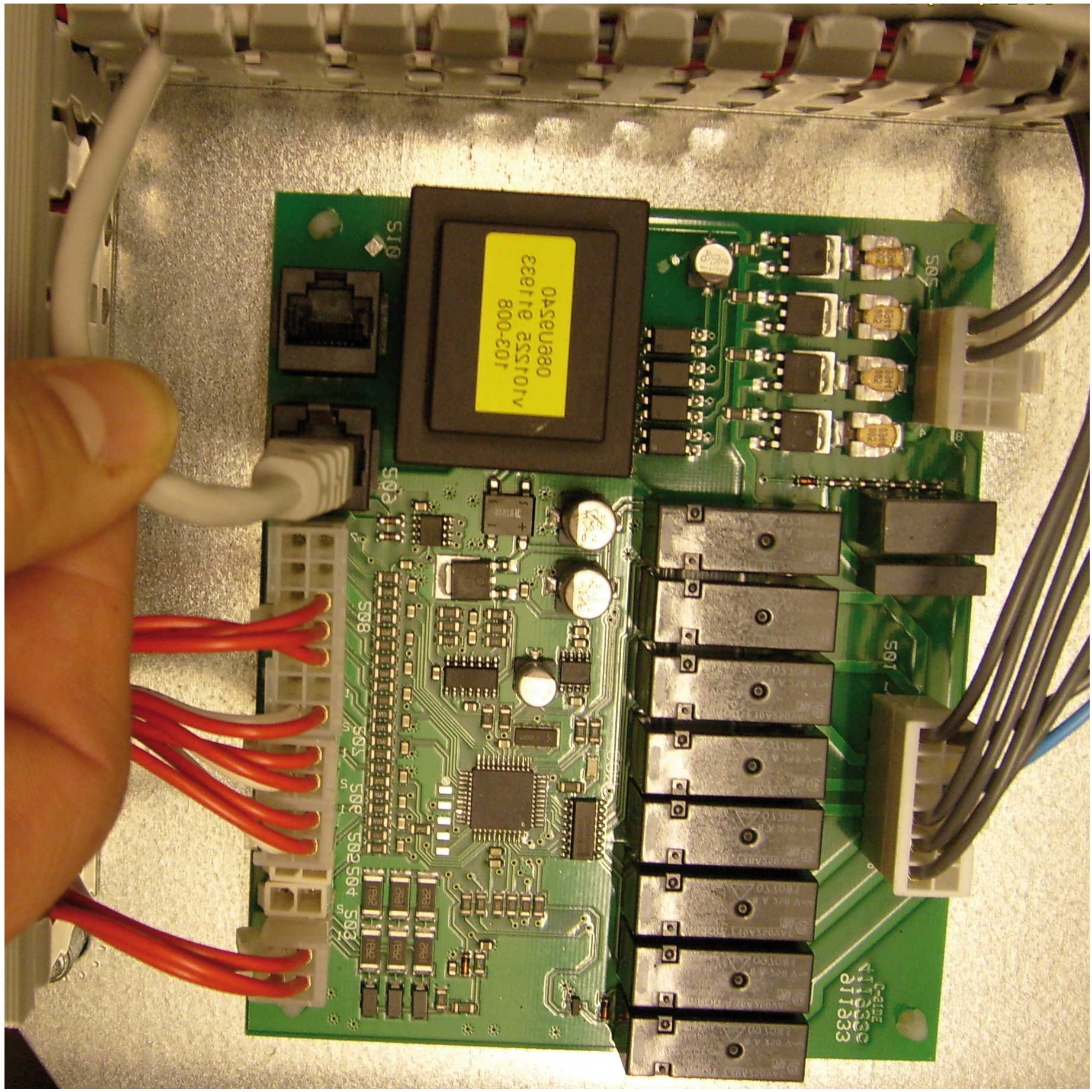 RJ-45-tietoliikennekaapeli Katso sivun 6 Kuvasta sijainnit ohjausyksikössä.. Kytke mukana tullut RJ-45-tietoliikennekaapeli laajennuskortin lähtöliitäntään, jossa on merkintä 09.