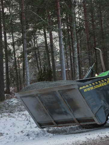 KAUPUNKITEKNIIKKA LÄNNEN 8600I JA SOUKKIO-HIEKOITIN Teksti ja kuvat: Juha Pokki