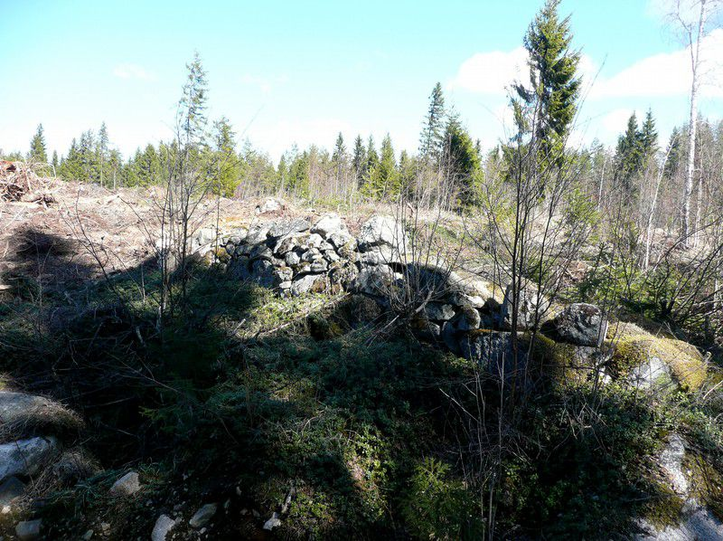 4 Kuvaus: Paikallistien pohjoispuolella ja Haaralan talosta n. 30 m itään on isojen maakivien päälle kasattu 6 m pitkä kiviaita, leveys on 0,4- m ja korkeus n. 0,3 0,6m. Rakenne on osittain sortunut.