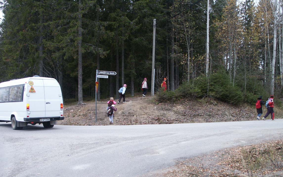 24 Uudenmaan tiepiirin koulujen liikenneturvallisuusselvitys LIIKENNETURVALLISUUSANALYYSI koulutaksien, ja myös oppilaiden vanhempien, hyvin vaihteleva ajokäyttäytyminen lapsia kouluun tuodessa.
