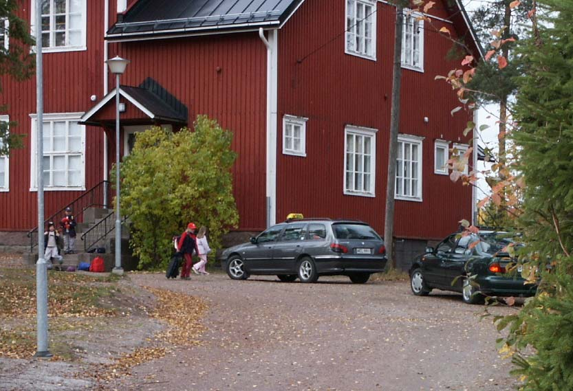 Usein koulun ympäristön liikennejärjestelyt ovat kuitenkin sellaiset, että koulutaksit ja -linja-autot sekä vanhemmat joutuvat ajamaan koulun piha-alueelle oppilaiden joukkoon.