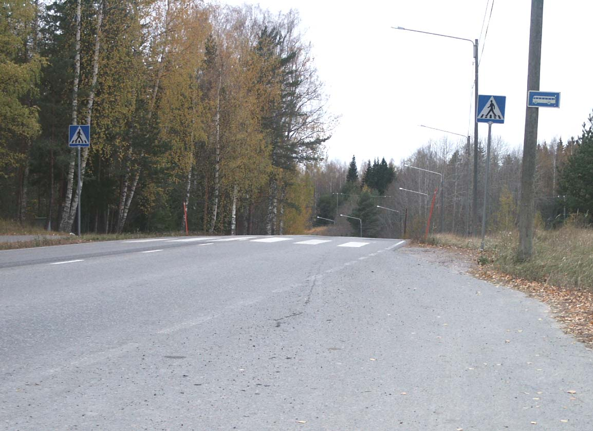 28 Uudenmaan tiepiirin koulujen liikenneturvallisuusselvitys LIIKENNETURVALLISUUSANALYYSI Kuva 25 Lapsen korkeudelta katsottuna mäki estää lähestyvän ajoneuvon näkemisen.