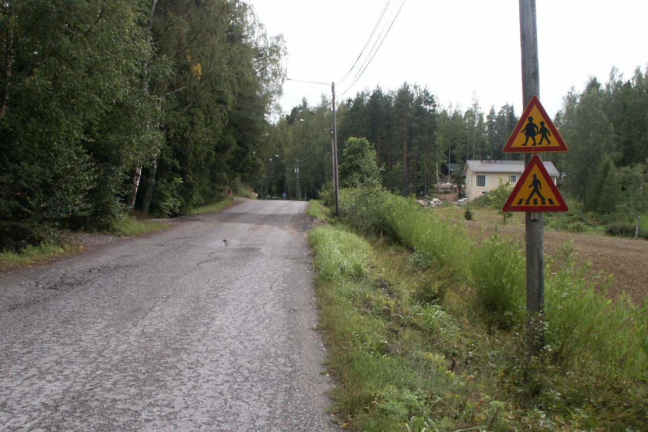 Uudenmaan tiepiirin koulujen liikenneturvallisuusselvitys 33 TOIMENPITEET Kuva 30 Lapsia -merkin käyttö yhdessä suojatiestä varoittavan merkin kanssa on varsin toimiva ratkaisu.