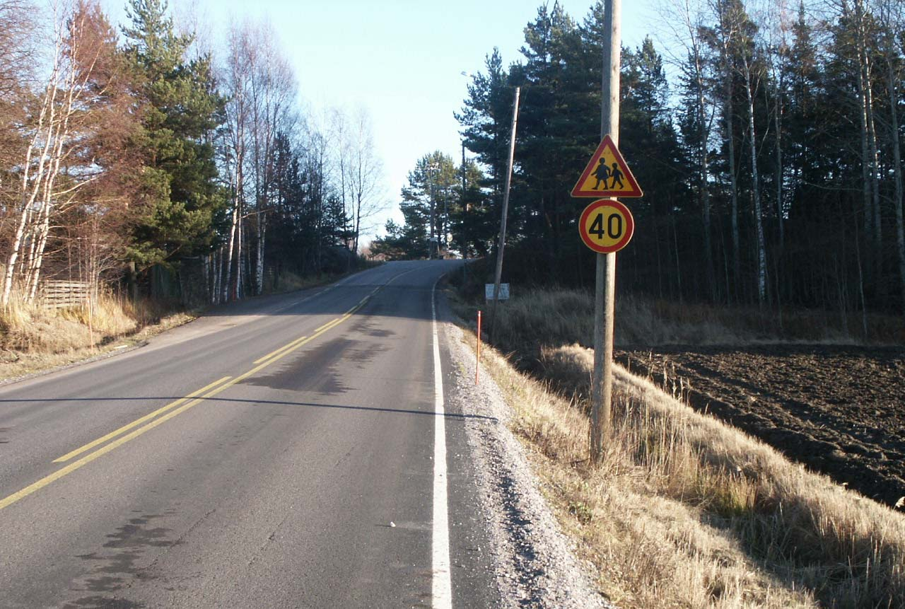 4 Kevyen liikenteen yhteydet ja ylityskohdat Ajoneuvoliikenteestä erotetut kevyen liikenteen väylät ovat usein tehokkain tapa vaikuttaa lasten koulureittien turvallisuuteen.