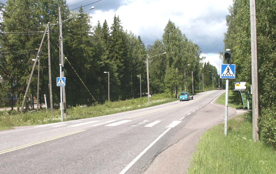 Suojateiden sijoittelulla voidaan vaikuttaa siihen, miten jalankulkijat ja pyöräilijät näkevät ja tulevat nähdyiksi.