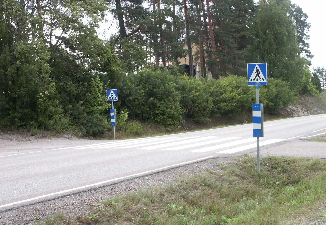 36 Uudenmaan tiepiirin koulujen liikenneturvallisuusselvitys TOIMENPITEET Kuva 35 Tehostevarret suojatiemerkeissä parantavat oleellisesti suojatien havaitsemista. 4.
