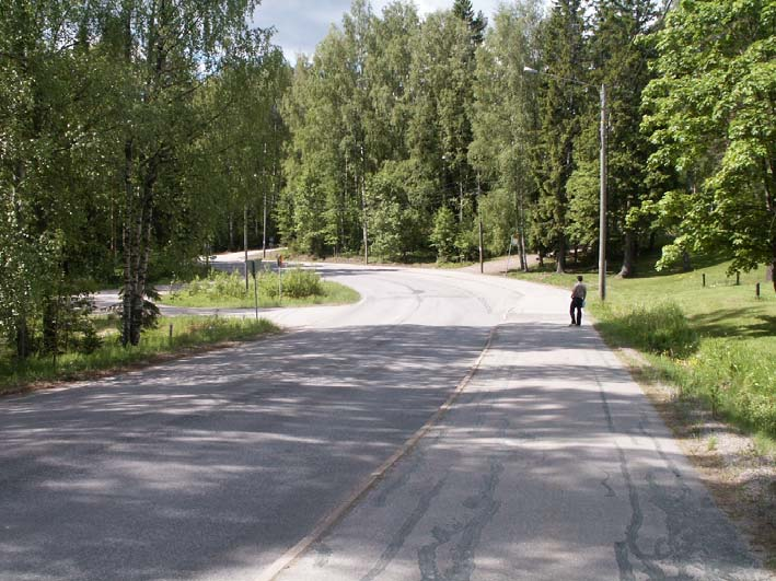 Vanhemmat kokevat koulureitit vaarallisiksi lapsille kuljettaviksi jalan tai pyörällä. Vanhemmat ryhtyvät kuljettamaan lapsensa autolla kouluun.