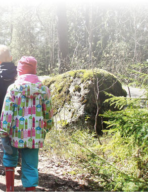 Pihasta lähtevät polut Nuuksion järviylängön upeaan luontoon. Haltian näyttelyt esittelevät Suomen luonnon helmet mereltä tuntureille.