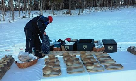 itsensä pyytämistä kaloista järven jäällä.