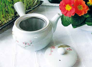 Seurustelujuoma tee on myös terveysjuoma Teetä on nautittu ammoisista ajoista lähtien. Alunperin teetä alettiin käyttää Kiinassa sen terveysvaikutusten vuoksi.