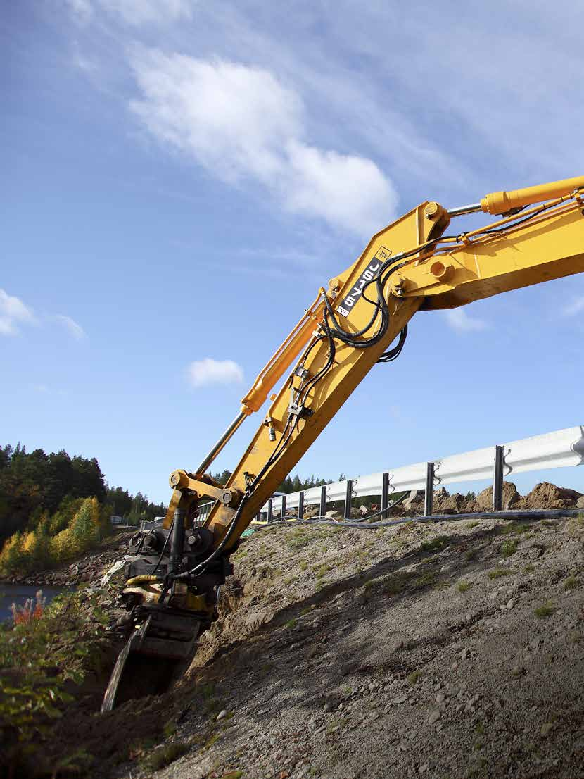 Rototiltti tekee mahdottomasta mahdollista Valtatien 365 varrella, Pohjois-Ruotsissa noin 35 kilometriä Lyckselestä pohjoiseen, työskentelee urakoitsija Per-Åke Markstedt Skellefteå Kraftin