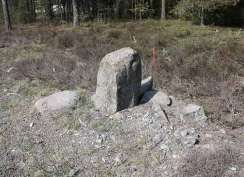 Se osuukin vielä käytössä olevan Inkosgårdin tilan rajapyykin kohdalle, joten sitä voitaneen pitää kyseisen tilan rajamerkkinä.