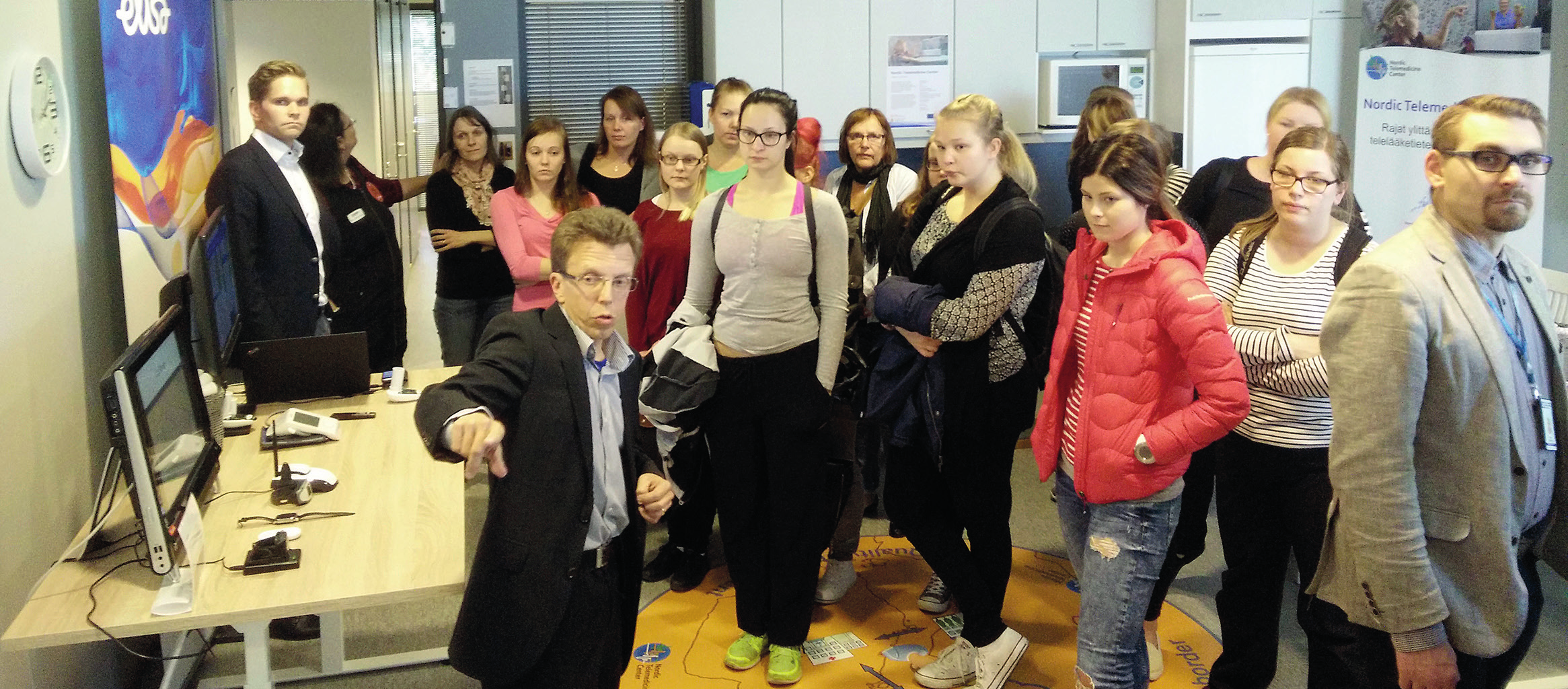 Eptek ry:n toiminnanjohtaja Sami Perälä esittelee Telelääketieteen keskusta vierailijoille avajaispäivänä 21.9.2016.