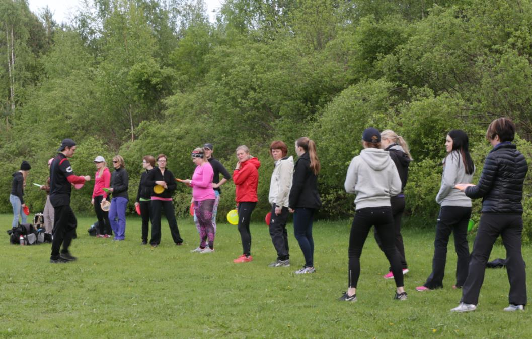 1) Frisbeegolf- ja ultimateopastukset TYKY-päivän ohjelmaan Frisbeegolfopastukset soveltuvat mainiosti osaksi yrityksen TYKY-toimintaa sekä henkilökunnan liikunta- ja virkistyspäivien ohjelmaa.