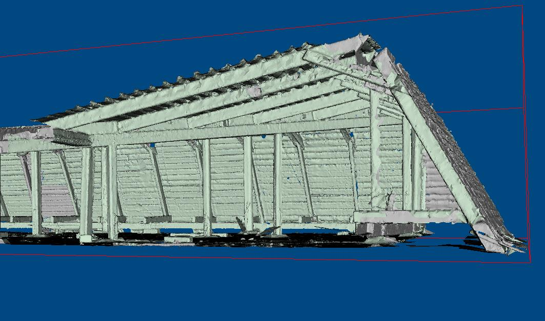 49 KUVA 31. Pistepilvestä luotu pintamalli tarkemmin (Finnmap Consulting Oy) Toisella kerralla kokeiltiin koko ullakon pistepilven muuntamista pintamalliksi kerralla. Pistepilveä muokattiin kohdan 7.