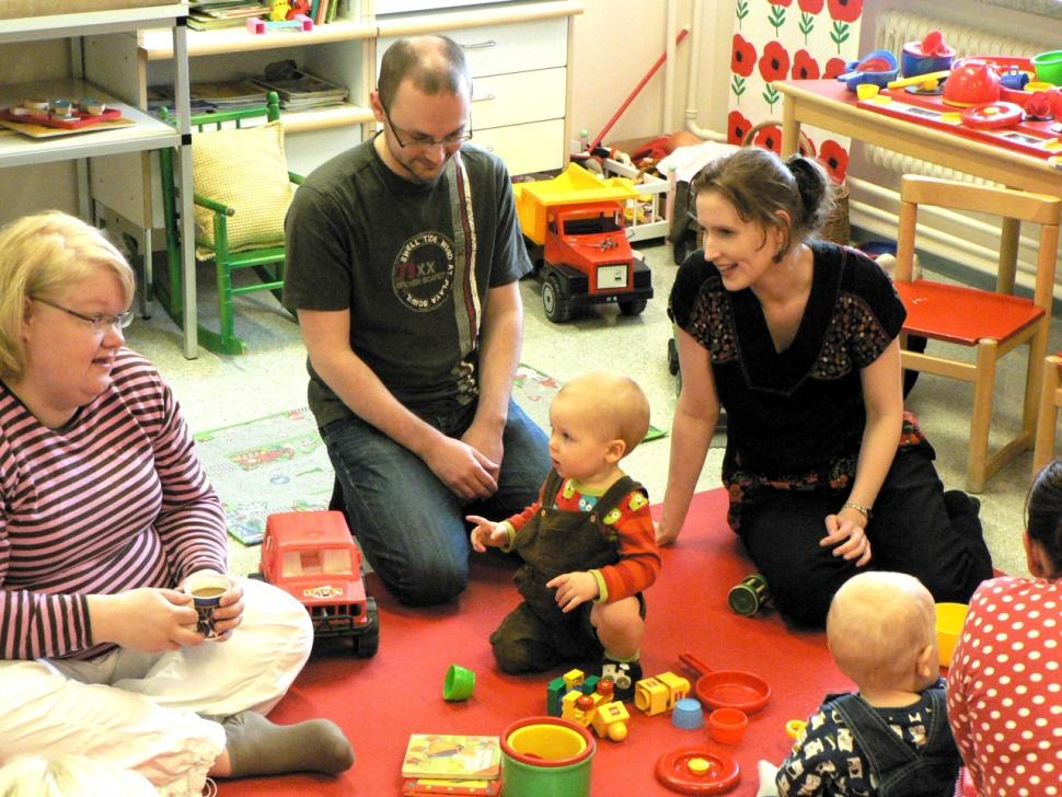 Vahvuutta vanhemmuuteen -perheryhmä on tarkoitettu ensimmäisen lapsensa saaneille pienten vauvojen perheille (vauvat ovat mukana ryhmässä) alkaa kun vauva on 3-4 kuukauden ikäinen kokoontuu