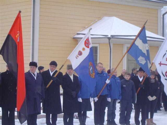 Itsenäisyyspäivän lippuvartio 6.12.2012. Vartiossa lionit Matti Salmi, Henrik Sippel ja Markku Kinnunen.