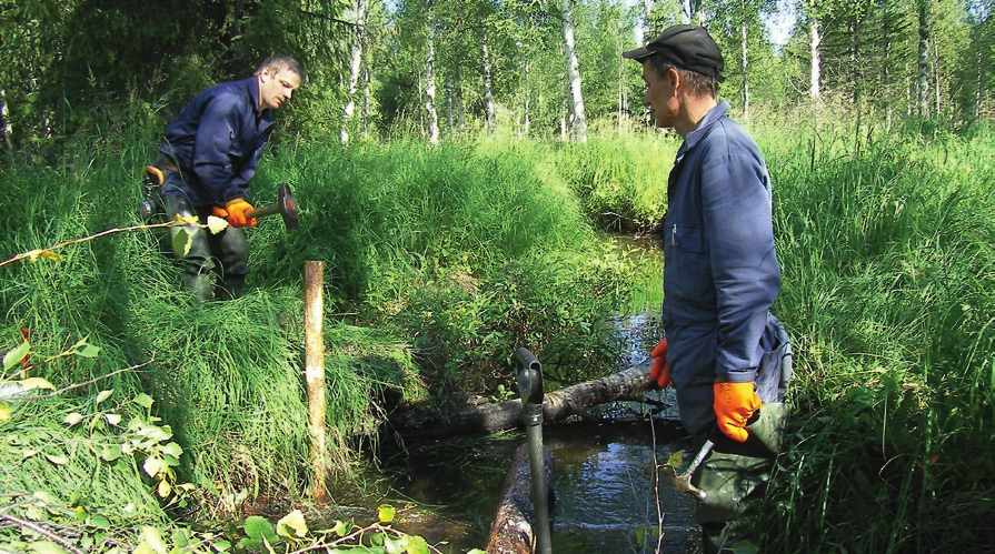 Vantunlammenojan kunnostustöitä. 3.3 Puulla kunnostaminen Eero Moilanen Puuta voidaan hyödyntää monella tavoin purojen ja jokien kunnostuksessa.