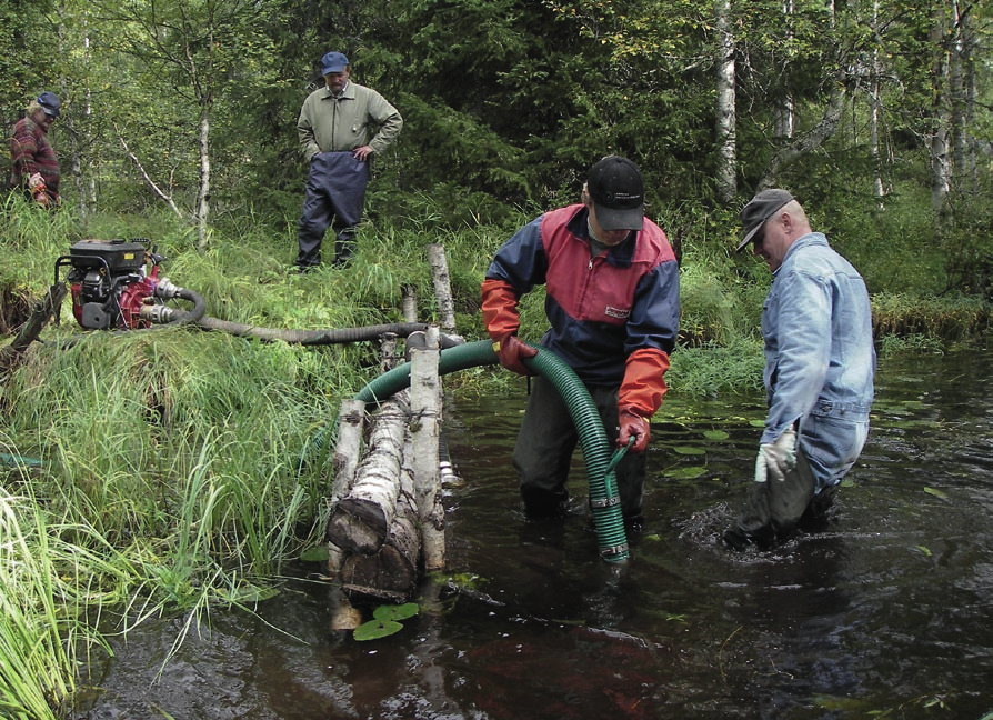 Imuruoppausta Hallajoella. Pienten alueiden ruoppaukseen voi kokeilla traktoriin liitettävää lietepumppua ja hiekoittuneiden suvantojen ruoppaukseen kaivinkonetta. Lisää tietoa: Mykrä, H.