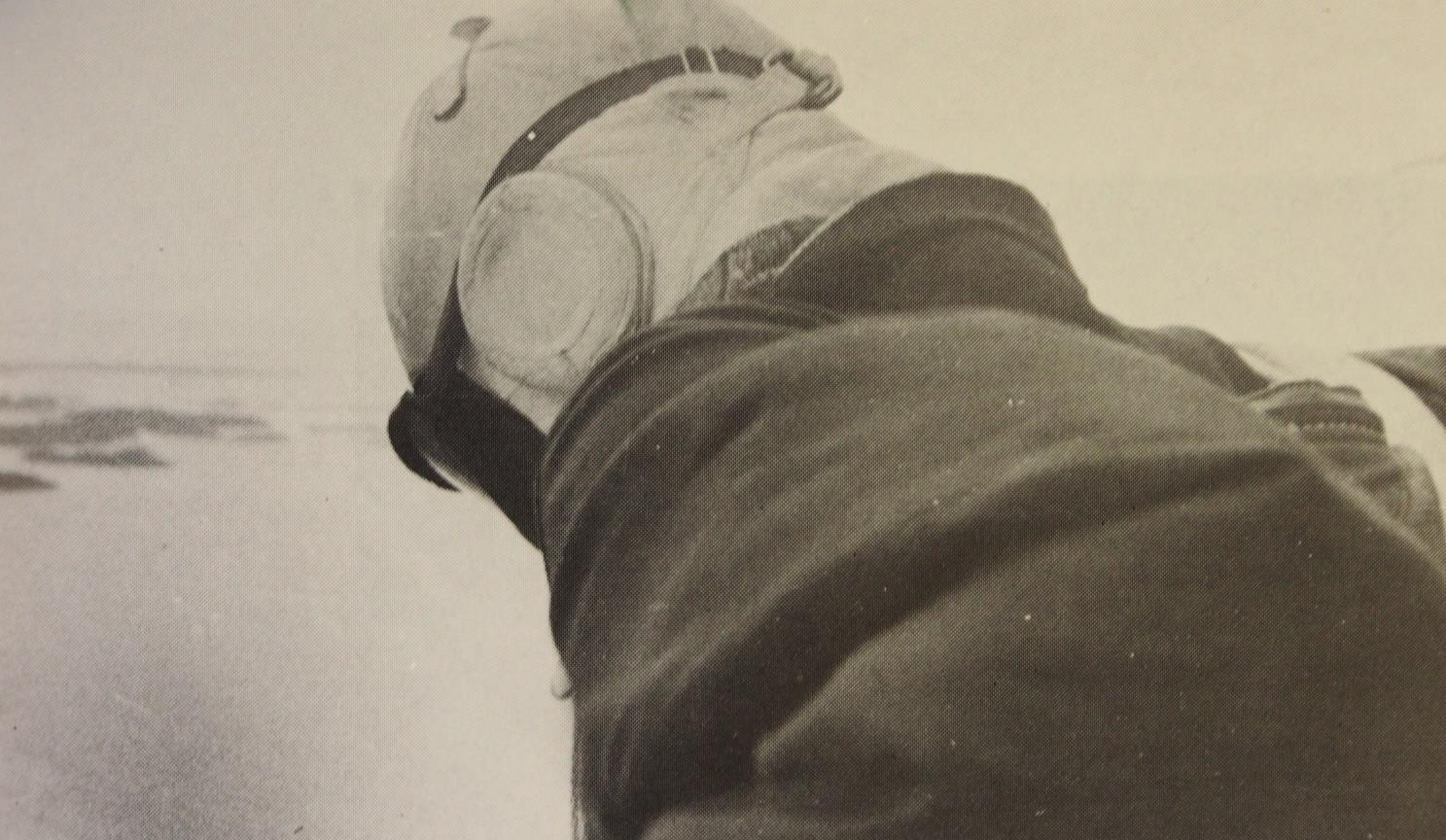 Eero Pakarinen kuvaa kirjassaan Rautamäkeä rautaiseksi puoliammattilaiseksi, joka suhtautui näytöshyppyihin vakavasti, jonka vuoksi hänelle ei poikkeuksellisen pitkän näytöshyppyuran aikana sattunut
