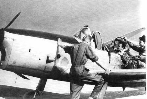 juhannuksena 1958. Näytöksessä hyppäsi Jussi Haapavaara alatasoisesta De Havilland Chipmunk lentokoneesta. Hyppylentäjänä toimi suomalainen taitolennon legenda Seppo Saario.