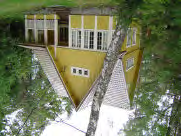 rakennusmestari Oskari Vilamo. Puuverhoiltu hirsihuvila on nykyisin väriltään keltainen, listoitukset ovat valkoiset. Pystylaudoitus. Osa verannasta on laajennettu asuinhuoneeksi.